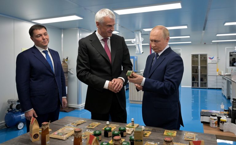 Putyin pezsgőt nyithatott hazafelé az orosz elnöki gépen