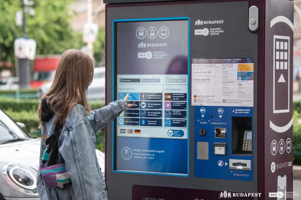 Teljes megújulás előtt a BKK jegy- és bérletkiadó automatái – számos hibát javítanak ki