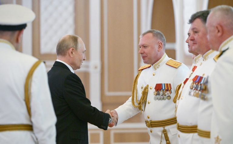 Már Vlagyimir Putyin irányít, Donald Trumpot is meggyőzte