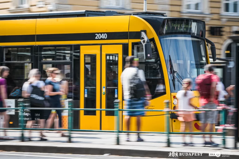 Megtámadtak és lerántottak a villamosról egy nyugdíjas nőt Budapesten, gyors hajtóvadászat indult