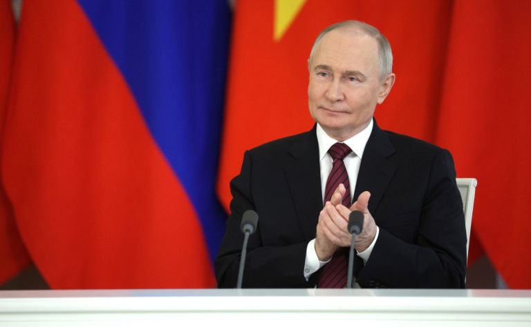 Putyin rendkívül látványos belépője Kínában – vörös lépcsővel és szőnyeggel várták (videó)