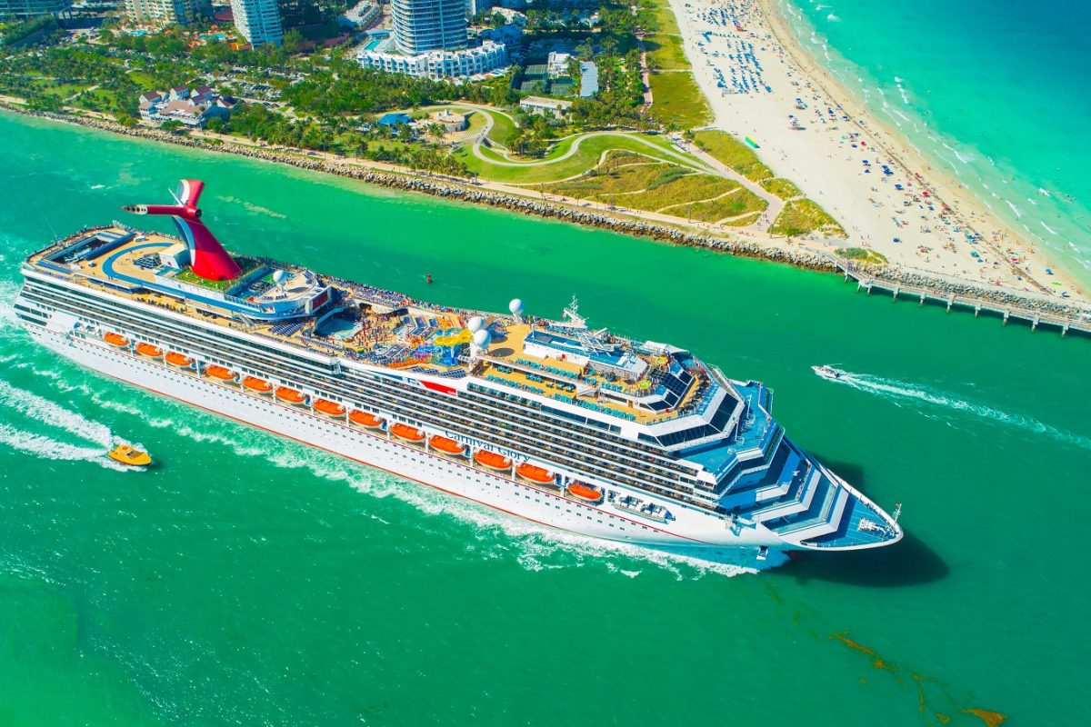 Csirkefalatkák miatt tört ki hatalmas tömegverekedés egy luxushajón, amit videóra vettek