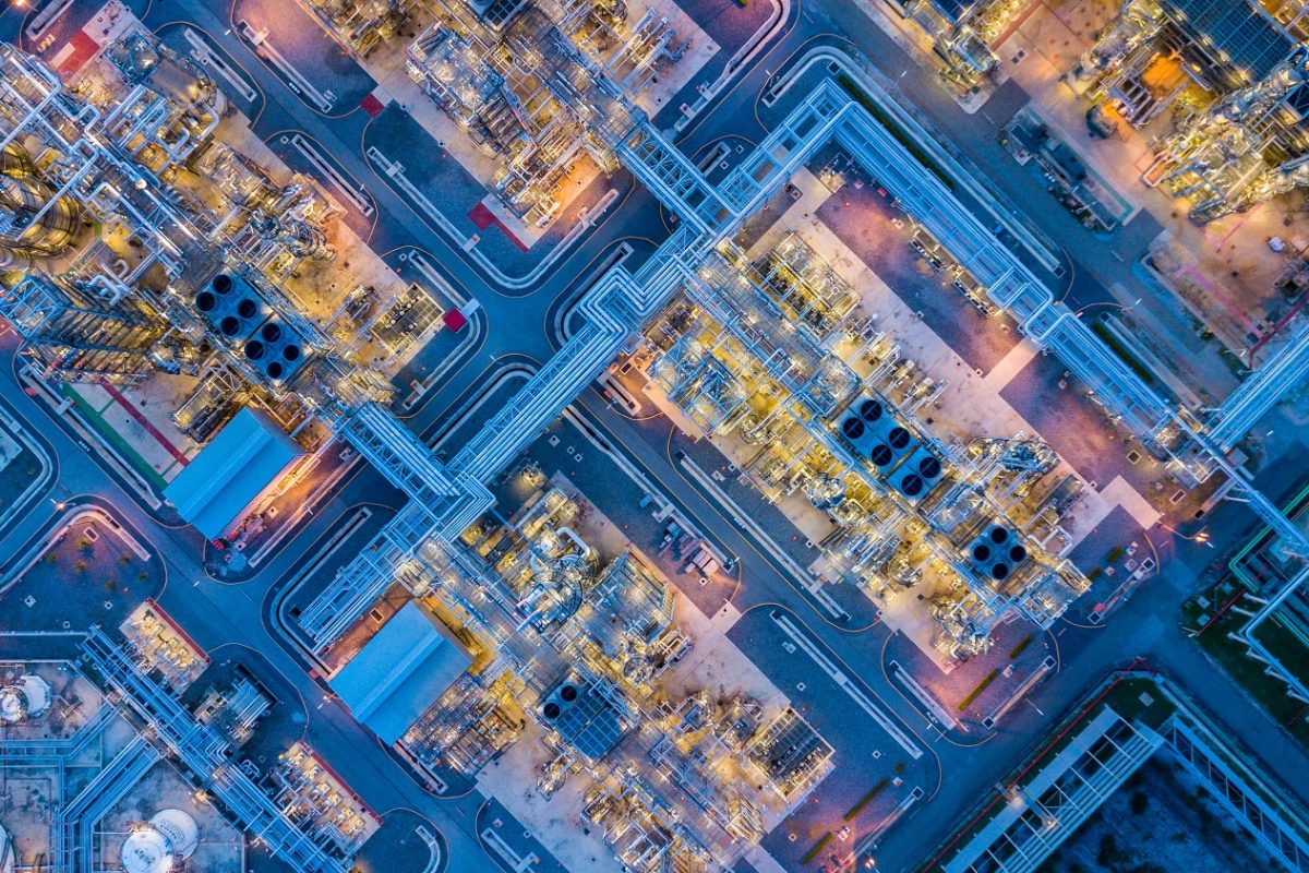 Napok óta nem üzemel egy hatalmas orosz olajfinomító az ukrán dróntámadás miatt