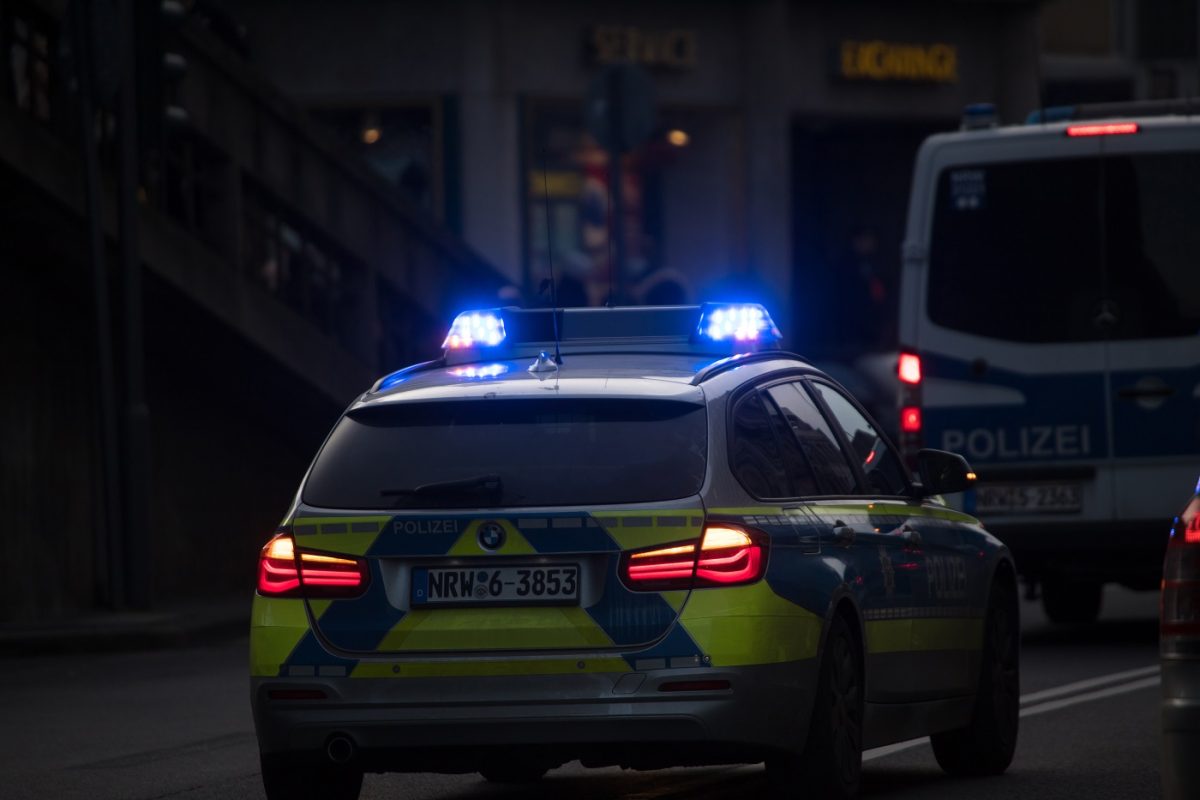 Késes támadás történt Drezdában a villamoson – két nőt zaklattak, majd megszúrták a közbelépett fiatalt