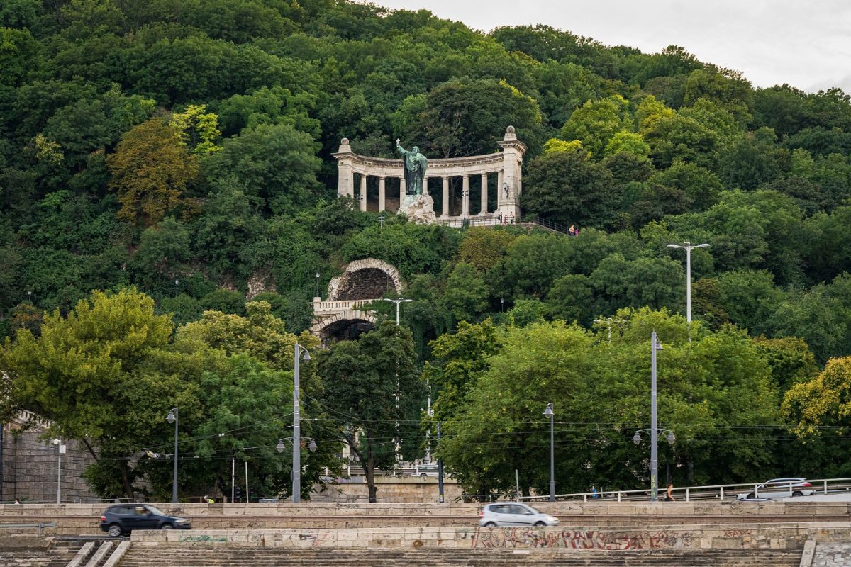 Döbbenetes incidens történt Budapesten – lezuhant egy férfi a Gellért-szobornál szombat este