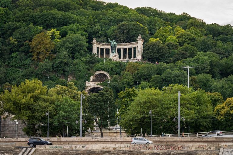 Döbbenetes incidens történt Budapesten – lezuhant egy férfi a Gellért-szobornál szombat este