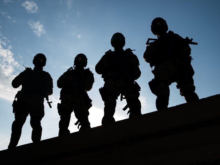 Videón a rendőrök nagy akciója – brutális ékszerrablókat fogtak az autópályán