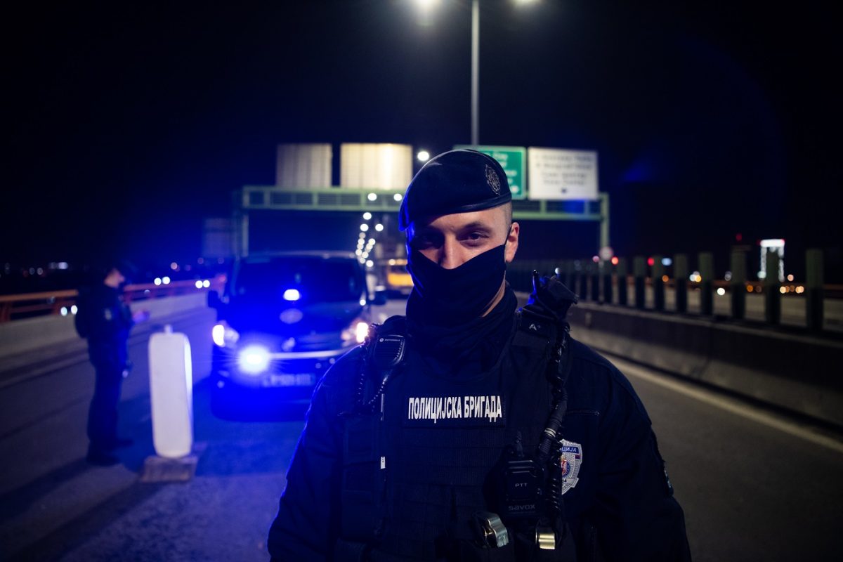 Egyre durvul a helyzet a szomszédban, már rendőröket vernek a tüntetők