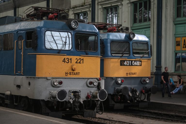 A hatalmas hőség miatt napokon át ingyen vizet osztogat a MÁV