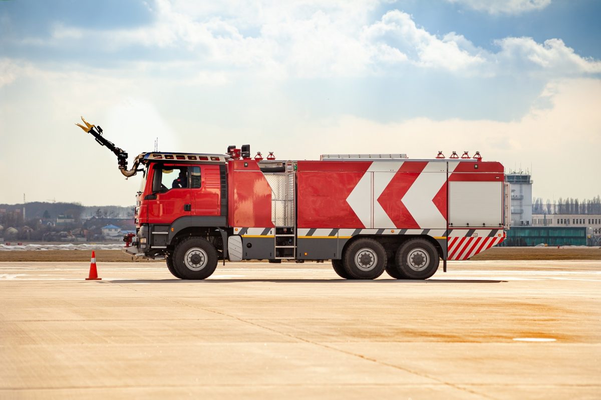 Óriási dráma egy amerikai repülőtéren, összeütközött két repülőgép a földön (videó)