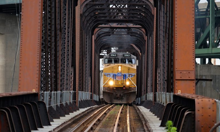 Rég láttunk ekkora vonatbalesetet, 35 vagon siklott ki és borult fel (videó)