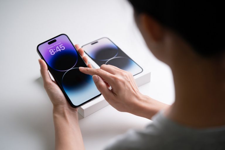 Egy egészen váratlan húzással készül az Apple – nem várt funkciót kaphat az első hajlítható iPhone