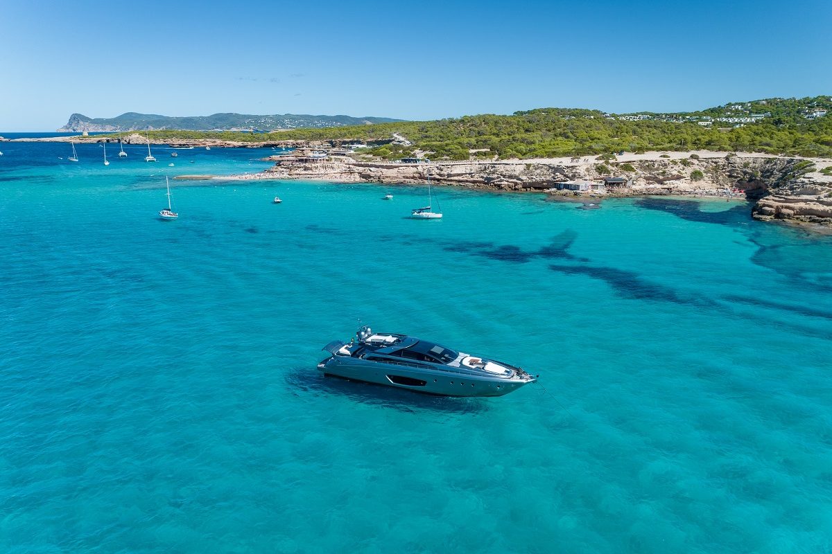 Dráma a tengeren Ibizánál, porig égett egy 28 méteres luxusjacht (videó)