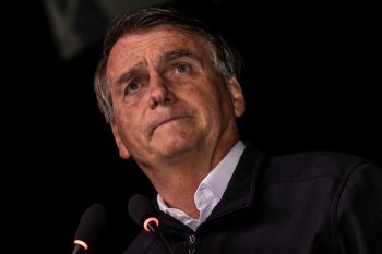 Szökés veszélye miatt 24 órás felügyelet alá került Bolsonaro volt brazil elnök, 40 év börtönt is kaphat