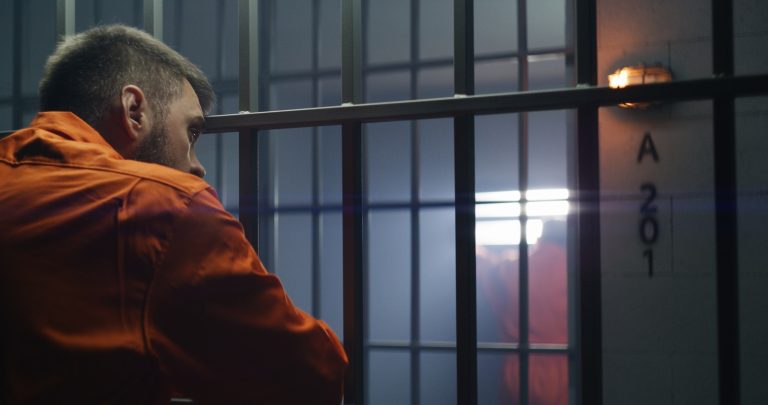 Itt az új őrület – jönnek a börtön hangulatú bárok, a vendégek narancssárga rabruhát kapnak