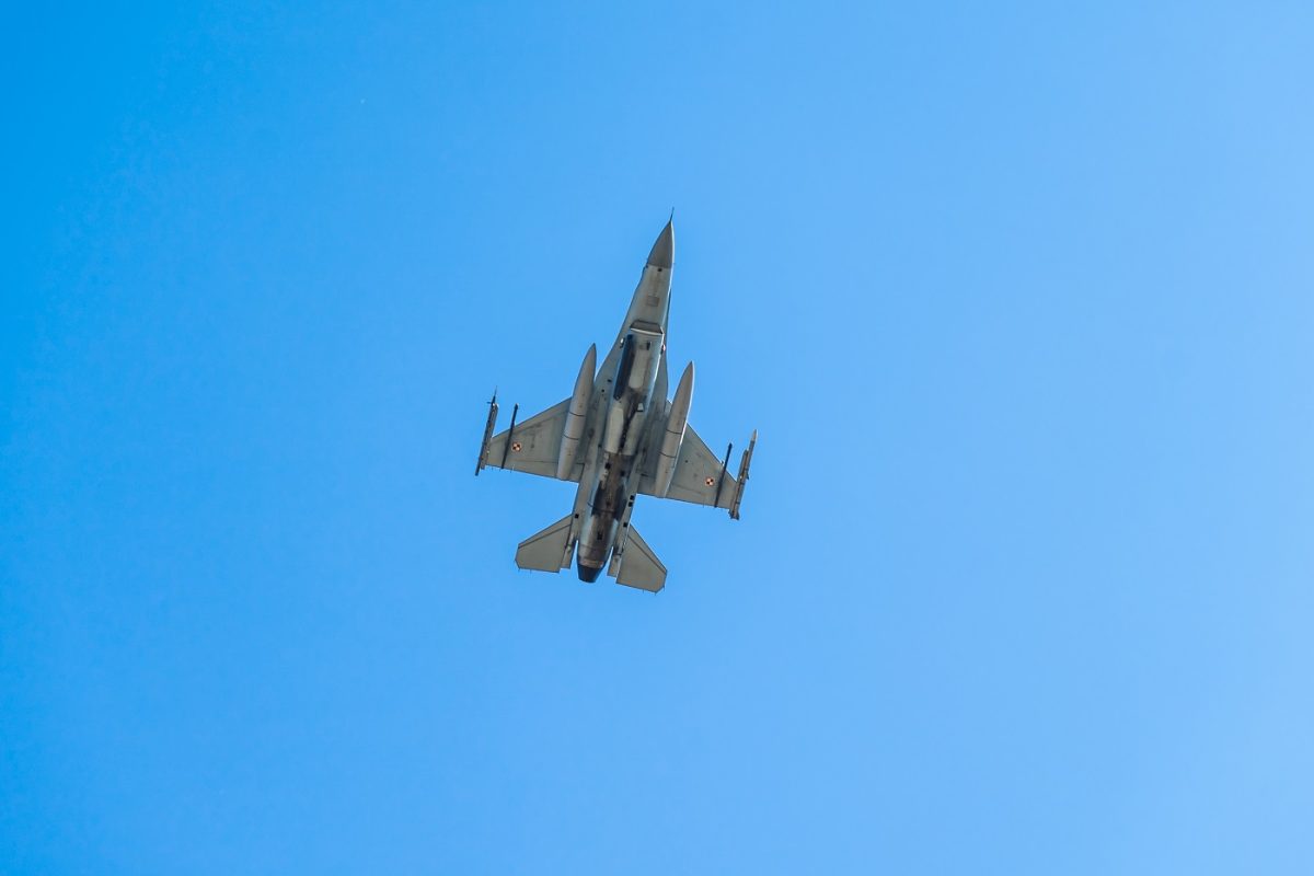 Becsapódott egy F-16-os vadászgép Lengyelországban, meghalt a pilóta