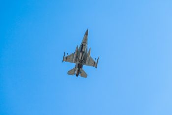 Becsapódott egy F-16-os vadászgép Lengyelországban, meghalt a pilóta