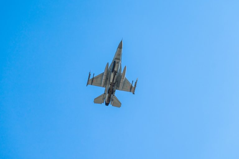 Becsapódott egy F-16-os vadászgép Lengyelországban, meghalt a pilóta