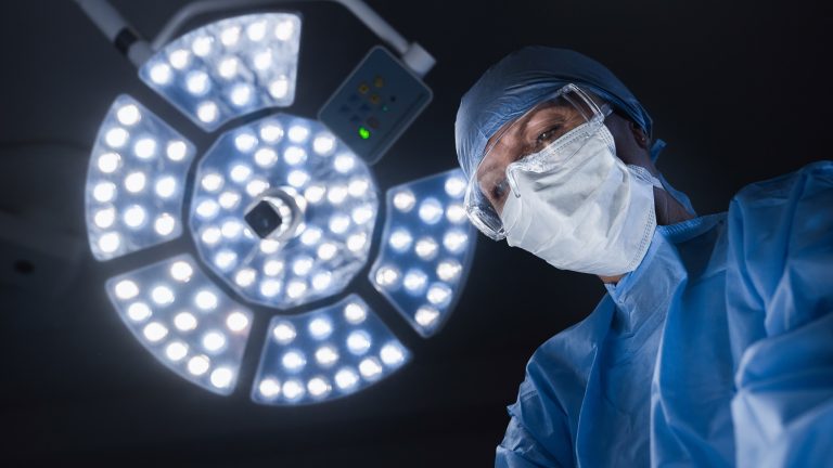 Közel 29 milliót fizetett azért, hogy 183 centiméter magas legyen, de ez sem elég neki