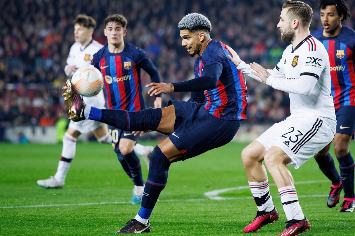 Kényszerigazolás előtt áll a Chelsea, a Barcelona védőjét akarják