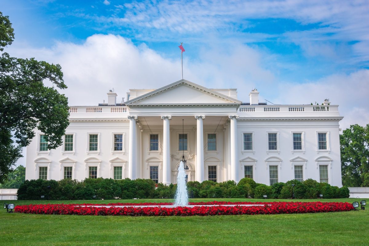 Amerikai zászlót égettek a Fehér Ház előtt, a titkosszolgálat s megszólalt