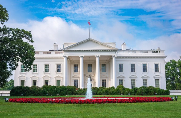 Amerikai zászlót égettek a Fehér Ház előtt, a titkosszolgálat s megszólalt