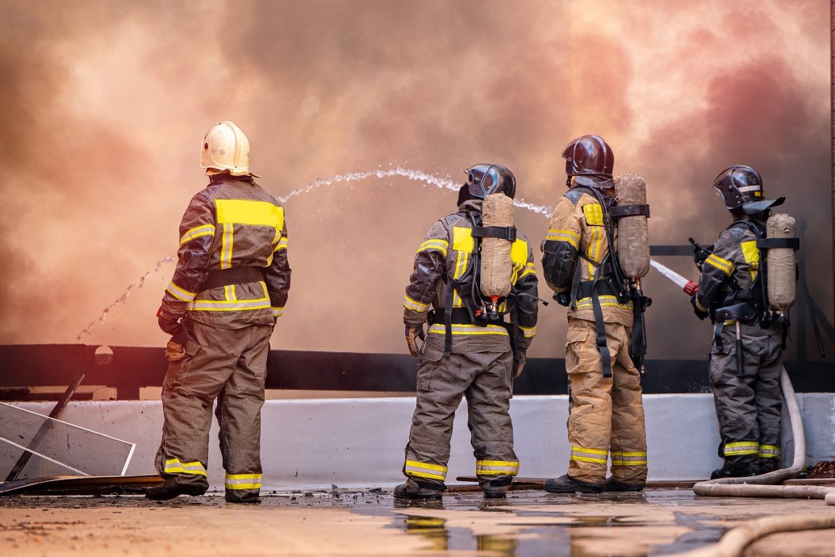 Elképesztő méretű lángok csaptak fel egy autóalkatrész-ellátó telepen (videó)