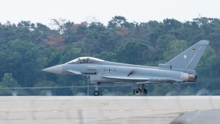 Akcióban a NATO – két német vadászgépet indítottak útnak Romániában