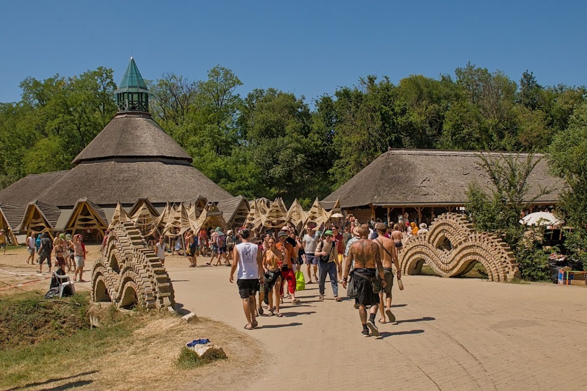 Megkéseltek valakit az Ozora Fesztiválon, mentőhelikoptert küldtek a helyszínre