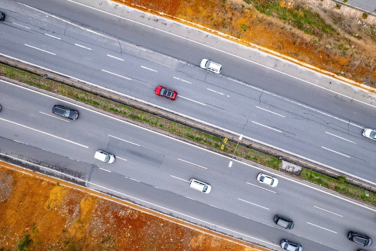 Döbbenet, mit művelt a dühös apa – büntetésből a forgalmas autópályán hagyta a kisfiát