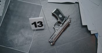 A rákbeteg férjét és gyermekeit megölő anya óriási vagyont sikkasztott el munkaadójától