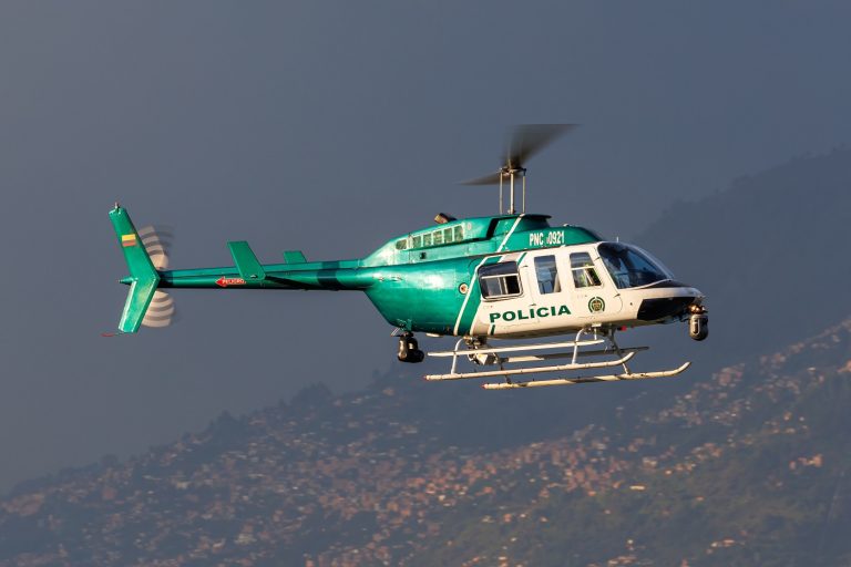 Vérfürdő Kolumbiában – autóbombát robbantottak és kilőttek egy rendőrségi helikoptert