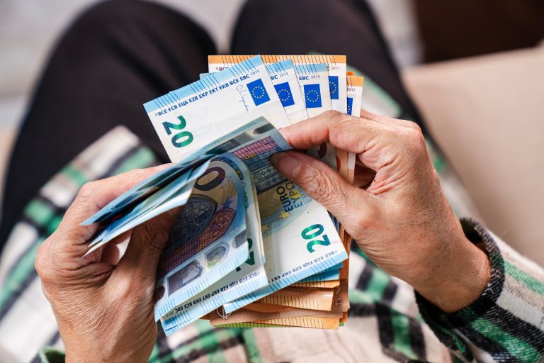 Ha ma eurót akarunk váltani, igencsak gondoljuk át a forint reggeli árfolyama miatt