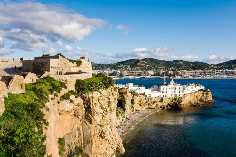 Két fiatal nő az életéért küzd, miután elgázolták őket az ibizai nyaralásuk alatt