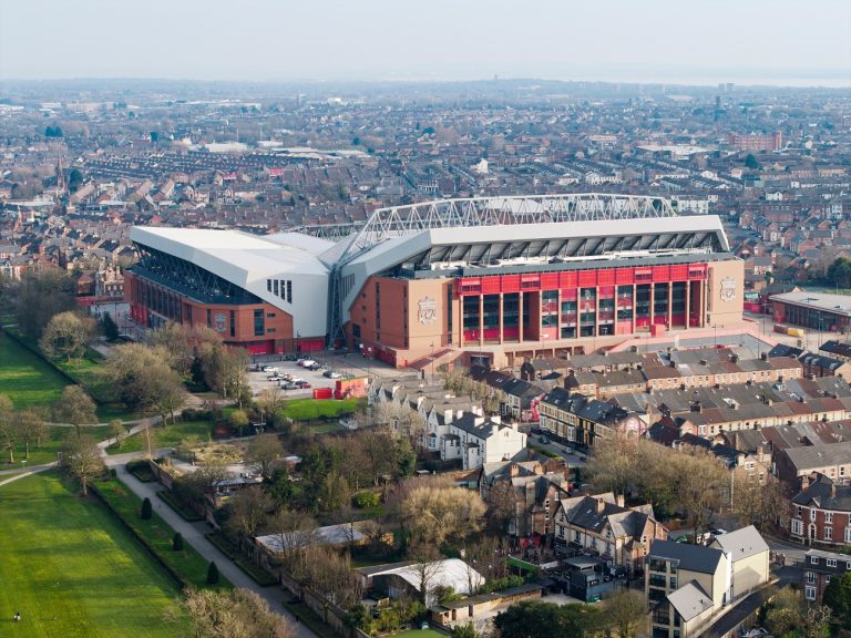 Botrány a Liverpool meccsén – Slot szerint elfogadhatatlan, ami az este történt