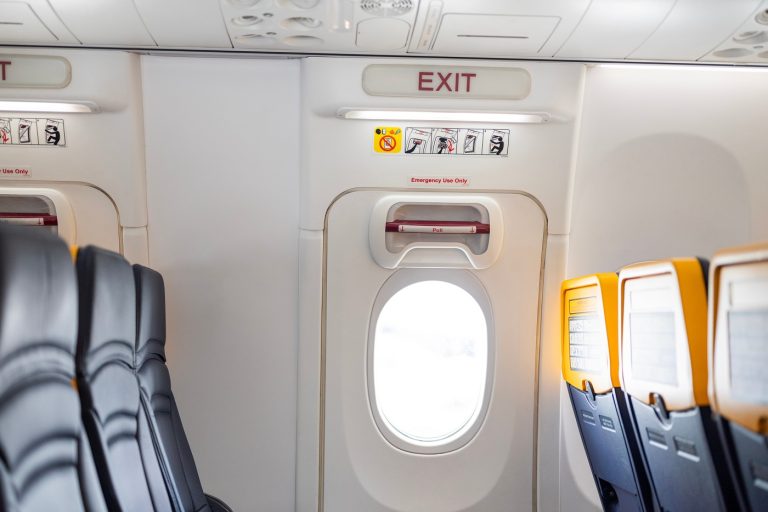 Vészhelyzet a levegőben – utas próbálta kinyitni a vészkijáratot egy Ryanair-járaton