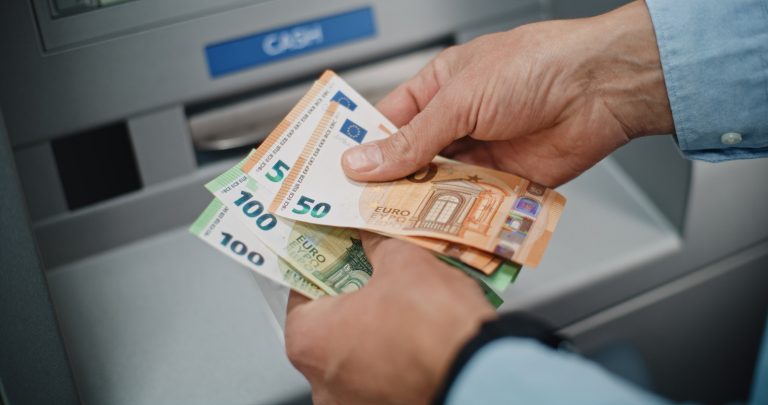 Ismét megindult a forint, ennyibe kerül 1 euró kedd reggel