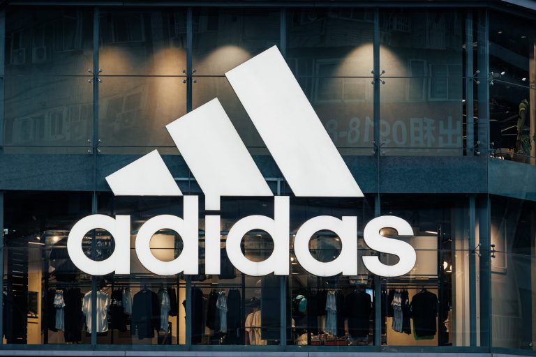 Nyilvánosan kért bocsánatot az Adidas