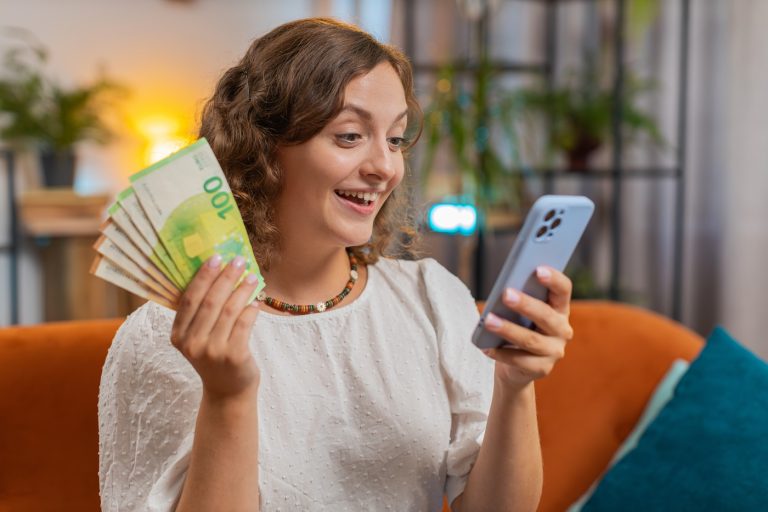 Megmozdult a forint, ennyi 1 euró péntek reggel