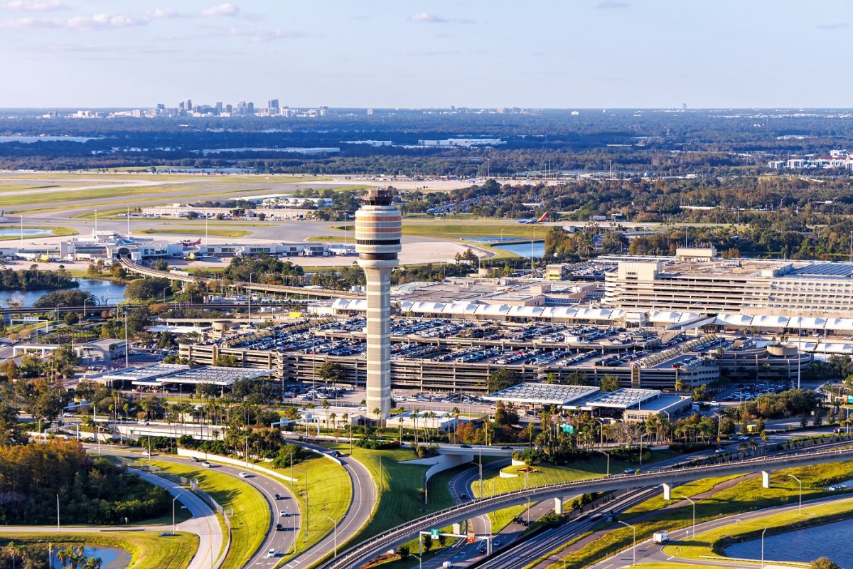 Dührohamot kapott egy nő a reptéren – számítógépet tört és nekiment az alkalmazottnak (videó)