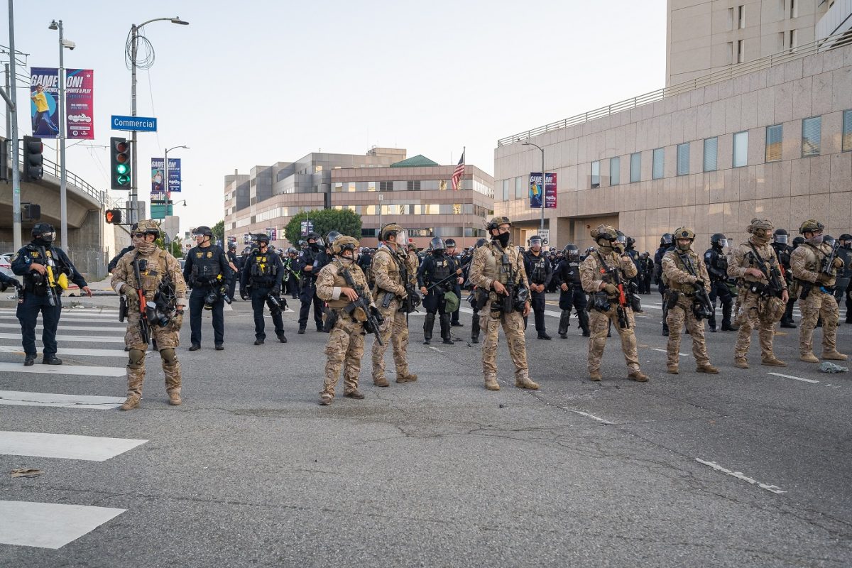 Súlyosbodik a helyzet Amerikában – újabb városba mehetnek rendet tenni az amerikai katonák