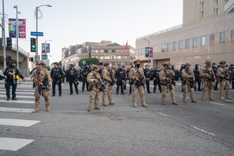 Súlyosbodik a helyzet Amerikában – újabb városba mehetnek rendet tenni az amerikai katonák