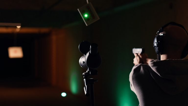 Most mindenki erről a gyönyörű fiatal rendőrnőről beszél, igazi mesterlövész