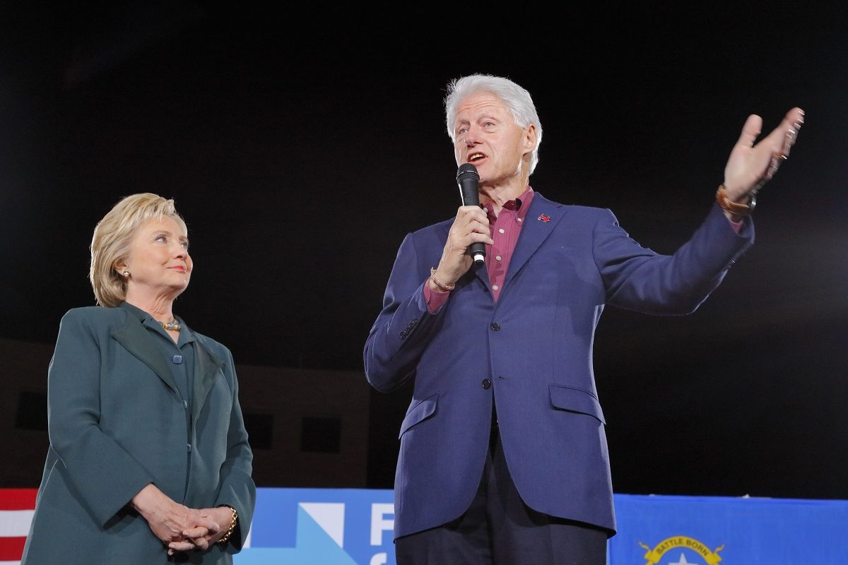 Tovább dagad a történelmi amerikai botrány, már Bill Clintont is beidézték