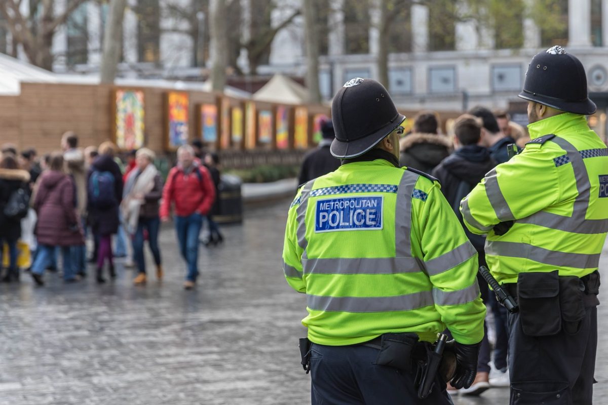 Súlyos rendőrtámadás történt – ismeretlen eredetű folyadékkal öntöttek arcon három brit rendőrt