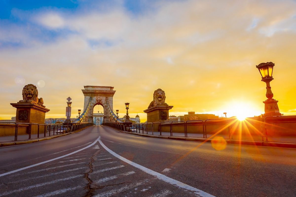 Már rendkívüli a hőség Magyarországon, hét vármegyére is riasztást adtak ki