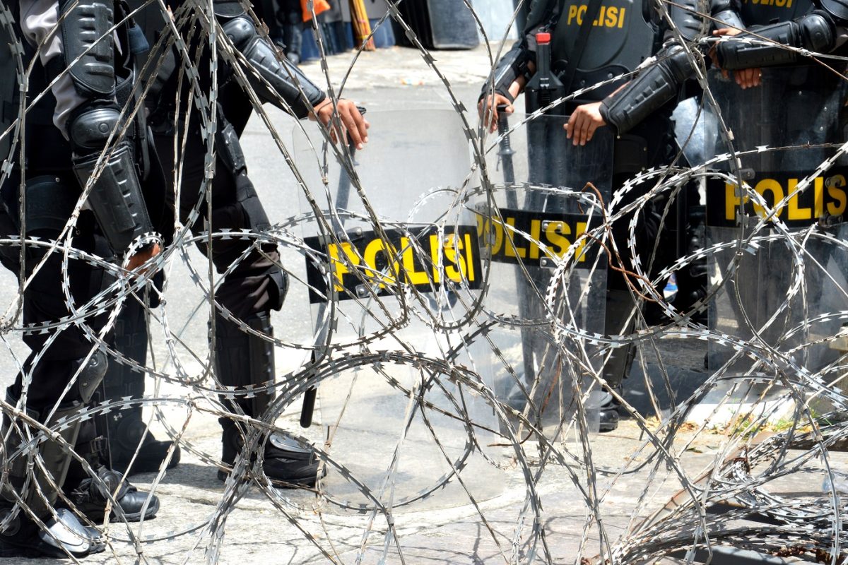 Tragédiába torkollott a tüntetés, három ártatlan ember életét vesztette – repkedtek a Molotov-koktélok