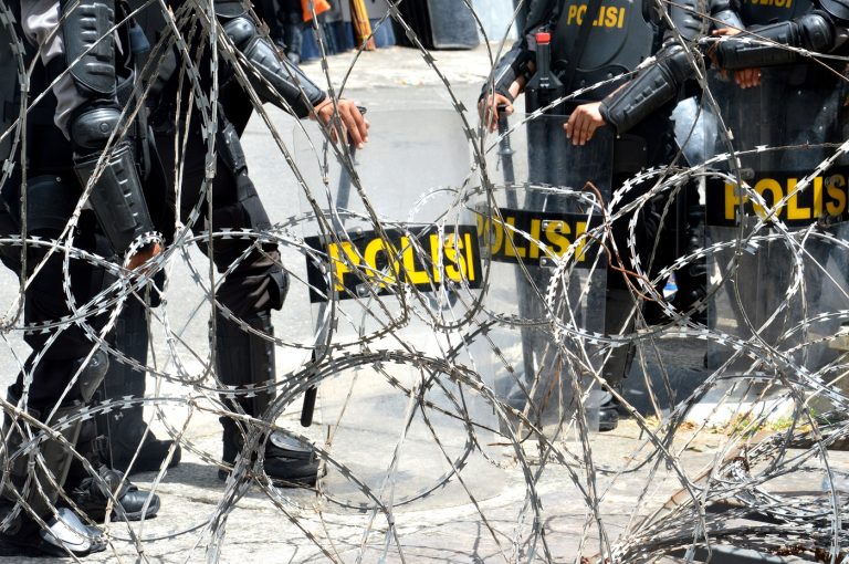 Tragédiába torkollott a tüntetés, három ártatlan ember életét vesztette – repkedtek a Molotov-koktélok