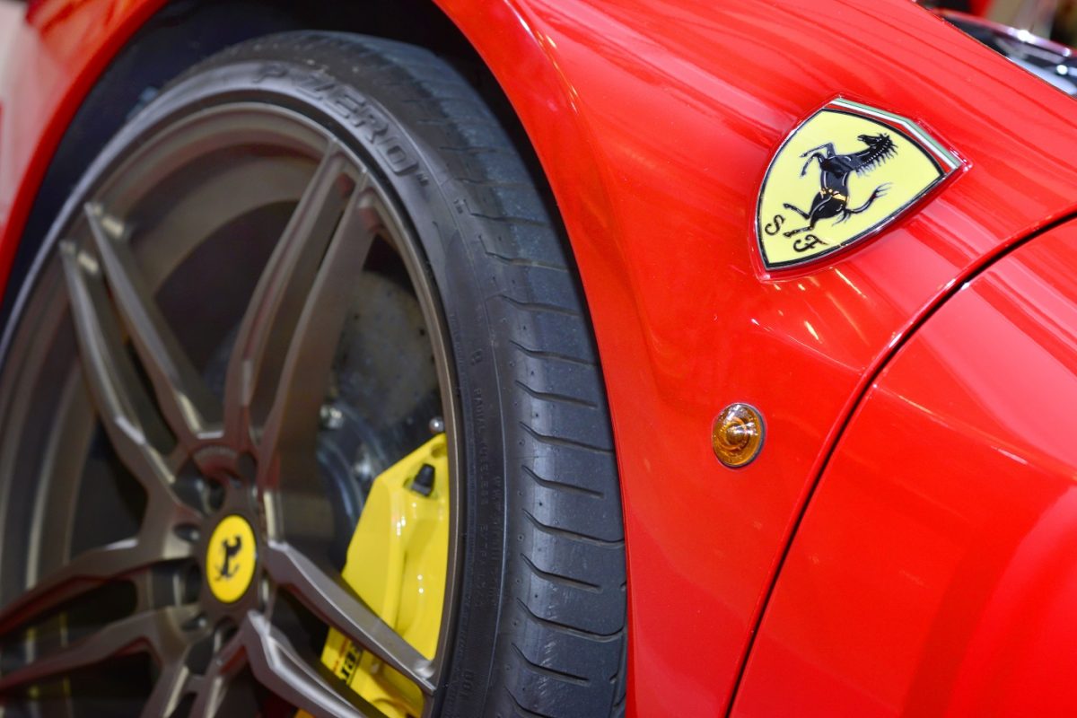 Ferrarik és Lamborghinik lepték el a Premier League-sztárok faluját, a rendőrnél betelt a pohár