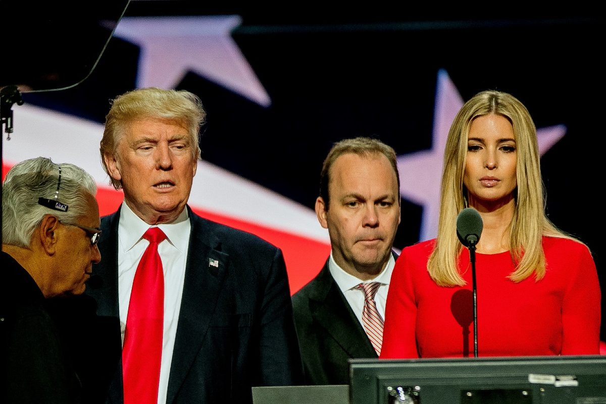 Óriási botrány van kialakulóban: az FBI eltüntette Trump nevét az Epstein-ügy dokumentumaiból